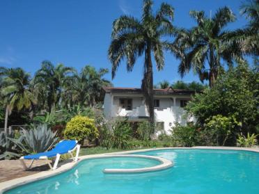 Piscina con el edificio